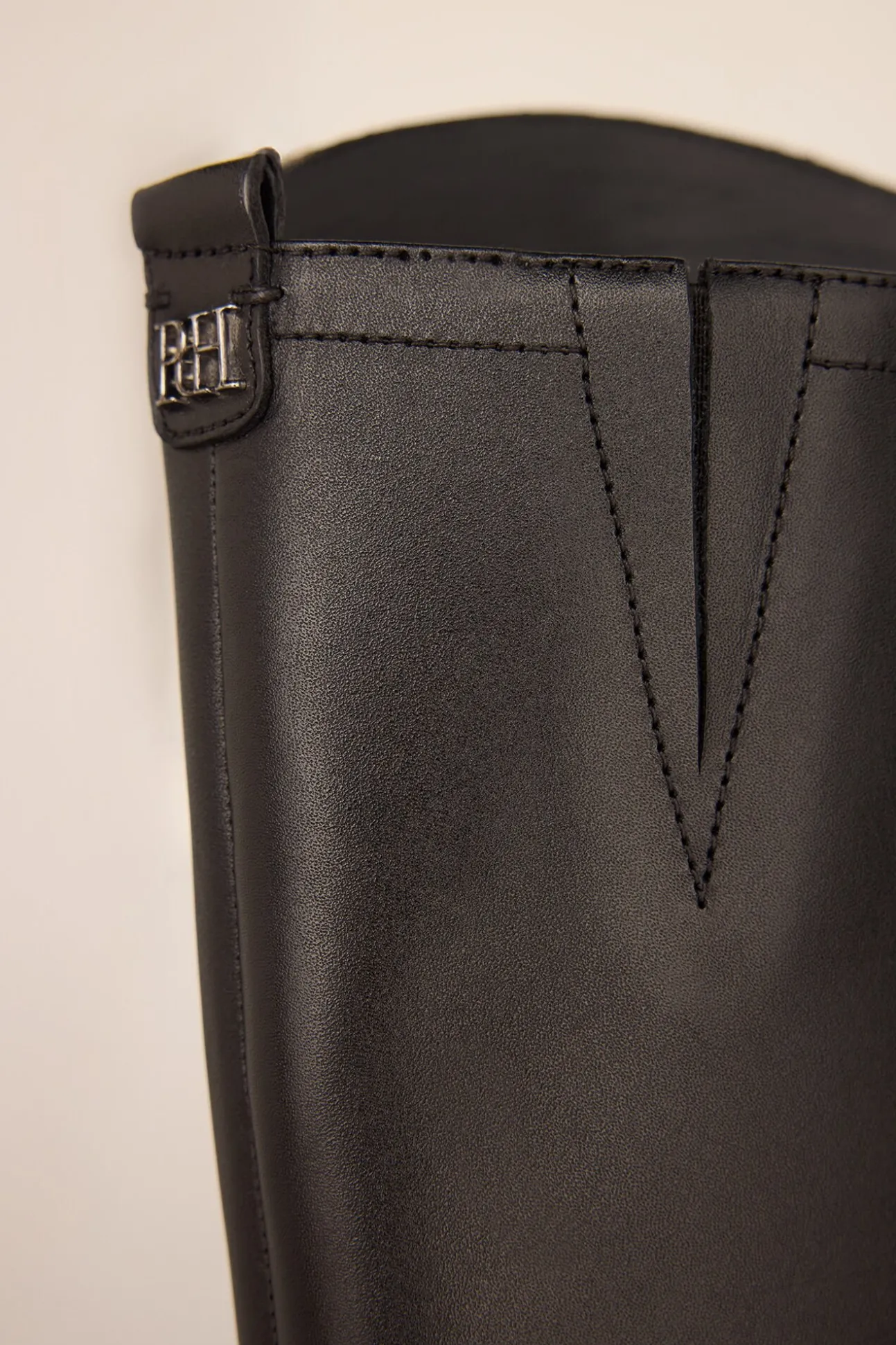 Bota equestre com detalhe metálico