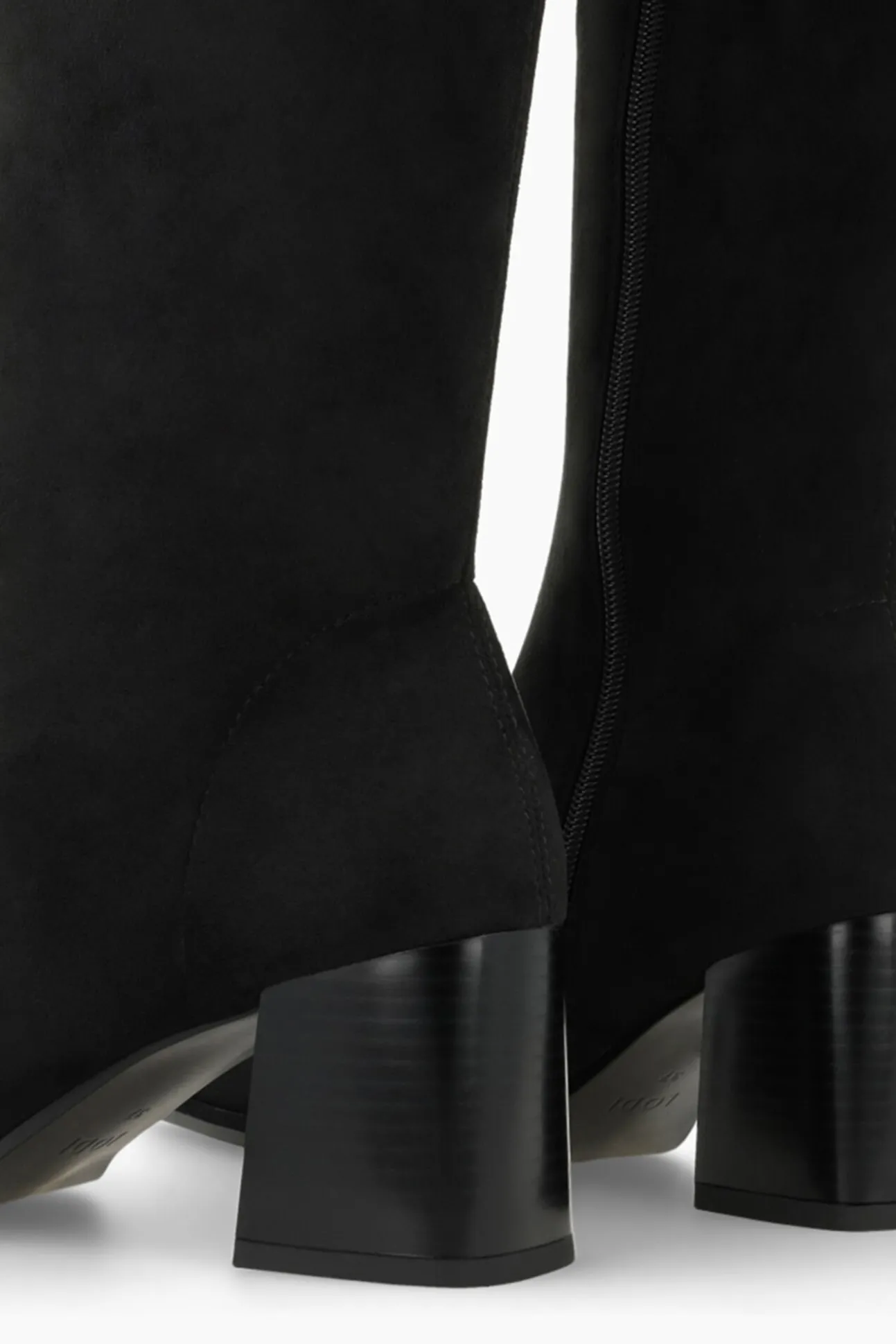 Botas de camurça com salto