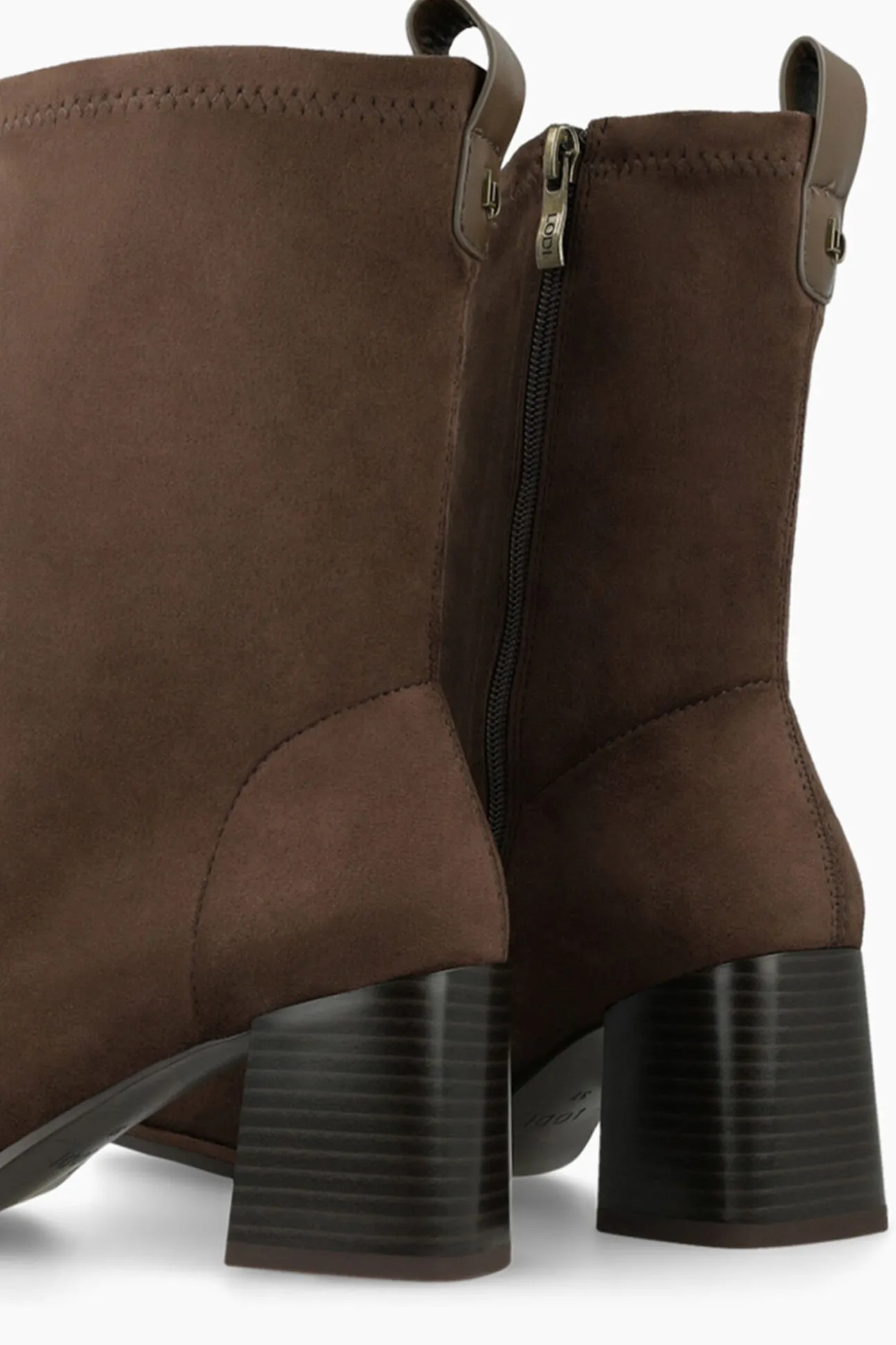 Botins com efeito couro elástico e salto