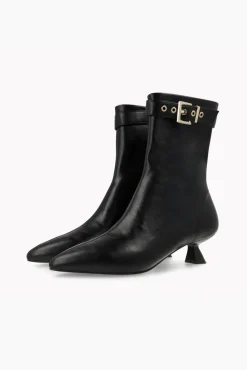 Botins com efeito de couro e detalhes