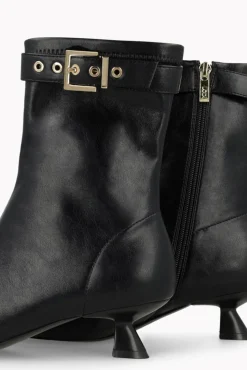 Botins com efeito de couro e detalhes