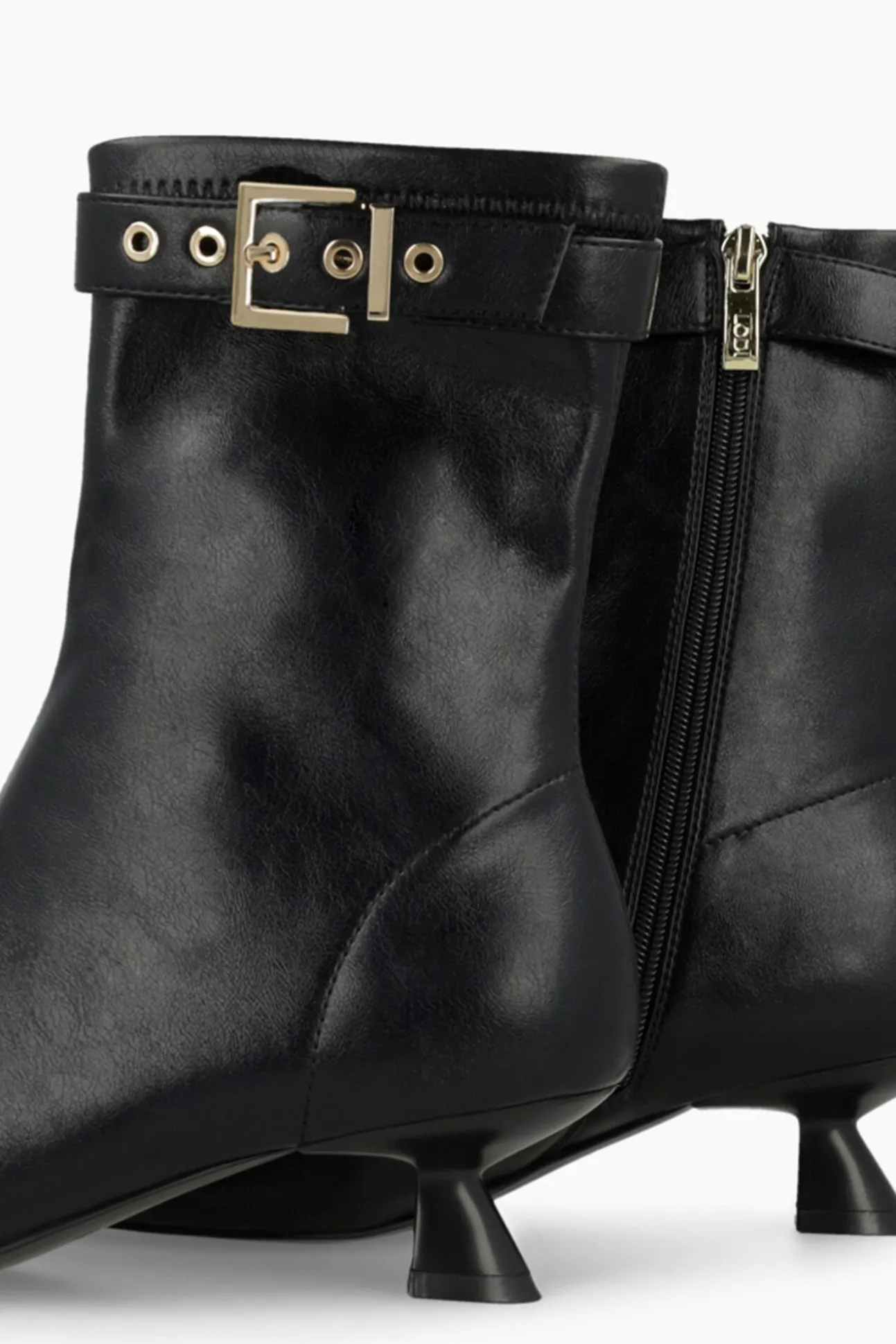 Botins com efeito de couro e detalhes