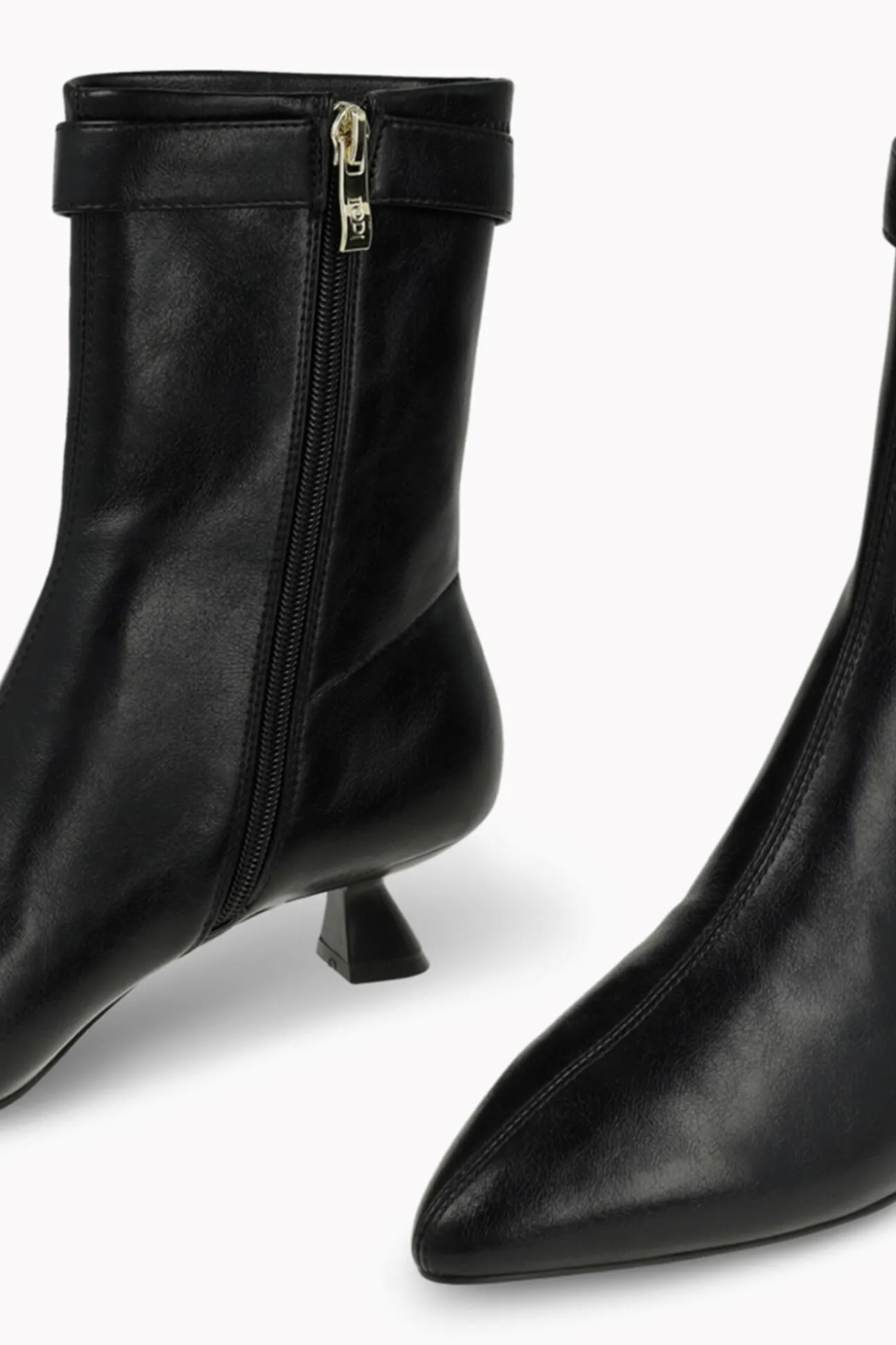 Botins com efeito de couro e detalhes