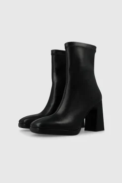 Botins de camurça com salto