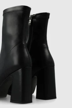 Botins de camurça com salto