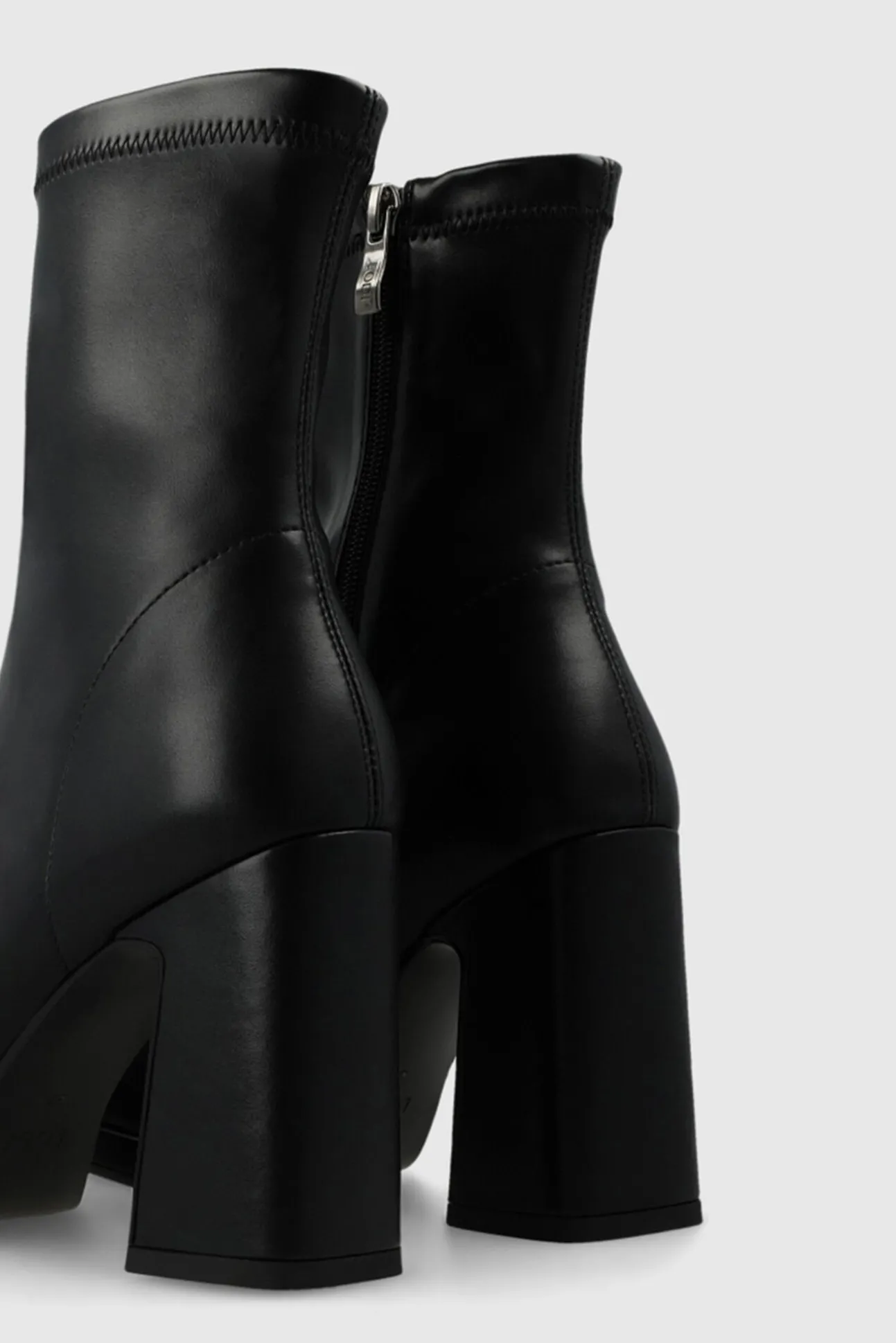 Botins de camurça com salto