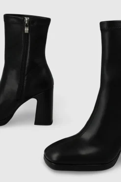 Botins de camurça com salto