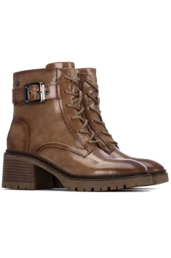 Botins de cano curto com cadarço em couro envernizado