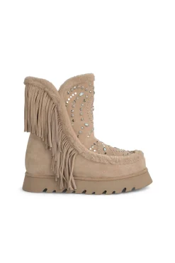 Botins de pele com franjas