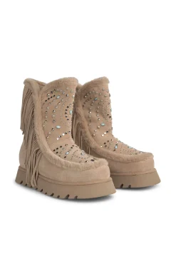 Botins de pele com franjas