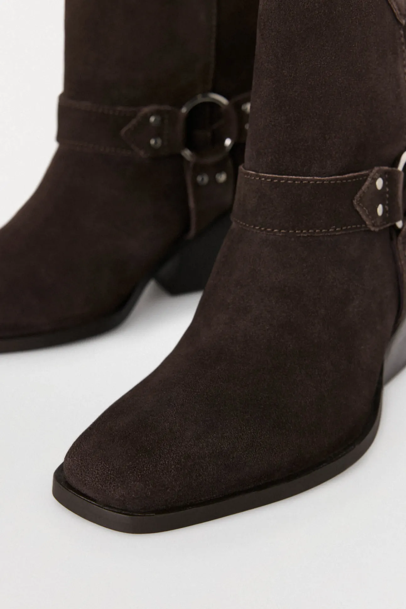 Botins de pele de cowboy com aro e tachas