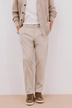 Calça calças chino confortável com corte afunilado