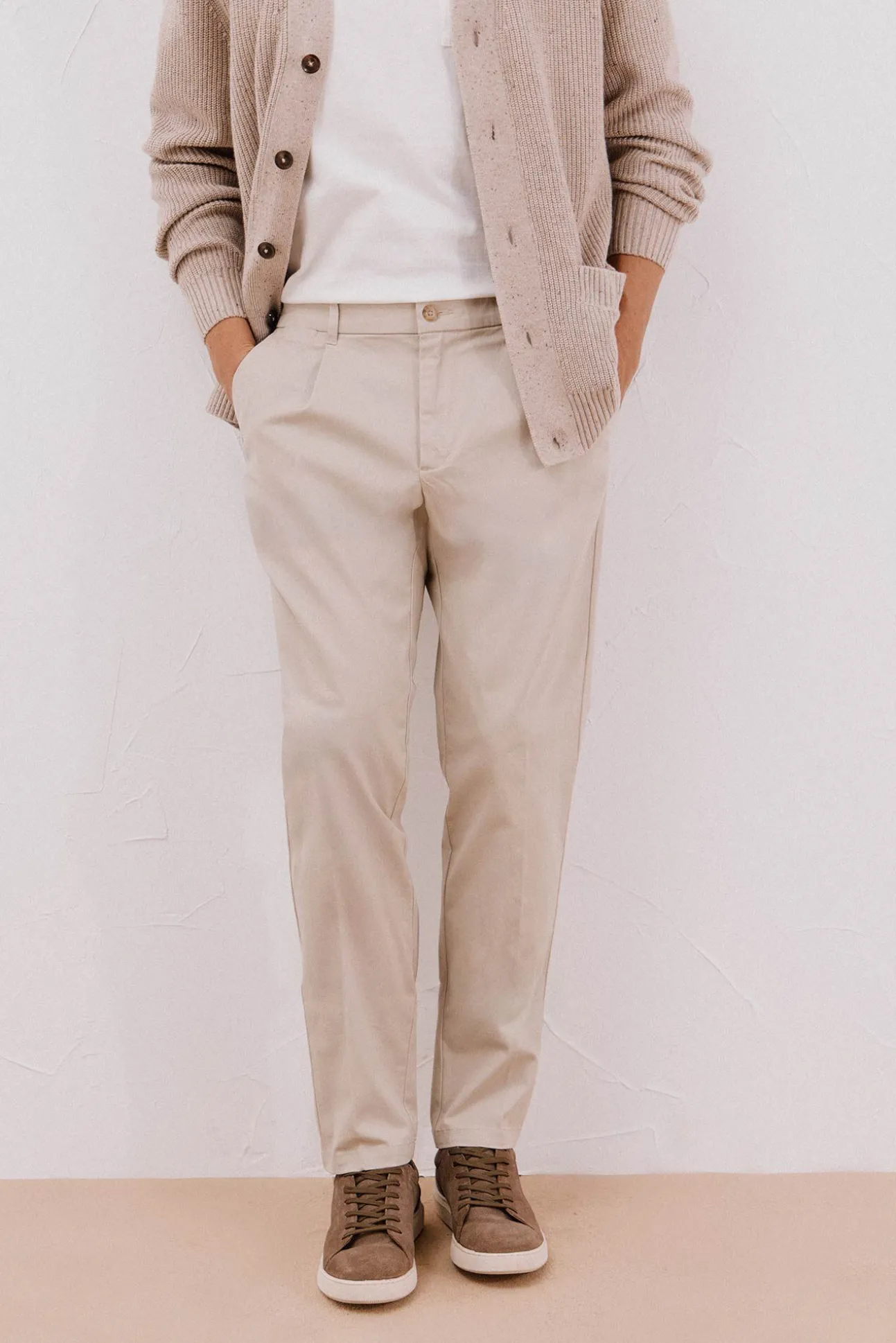 Calça calças chino confortável com corte afunilado