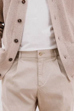 Calça calças chino confortável com corte afunilado