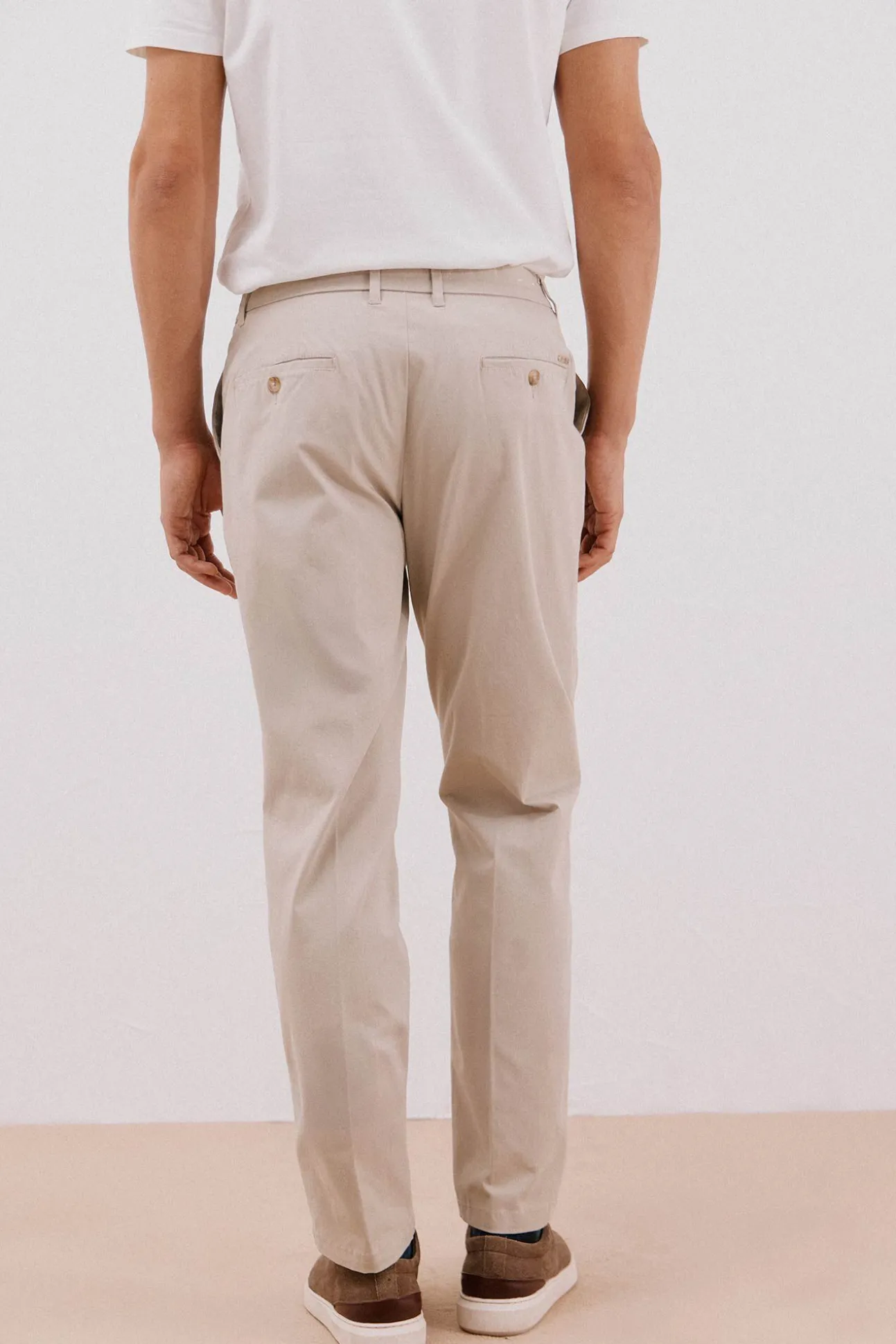 Calça calças chino confortável com corte afunilado