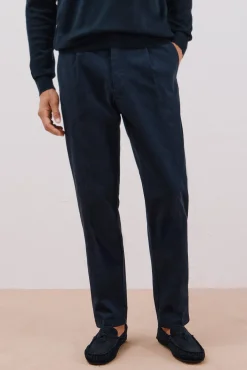 Calça calças chino confortável com corte afunilado