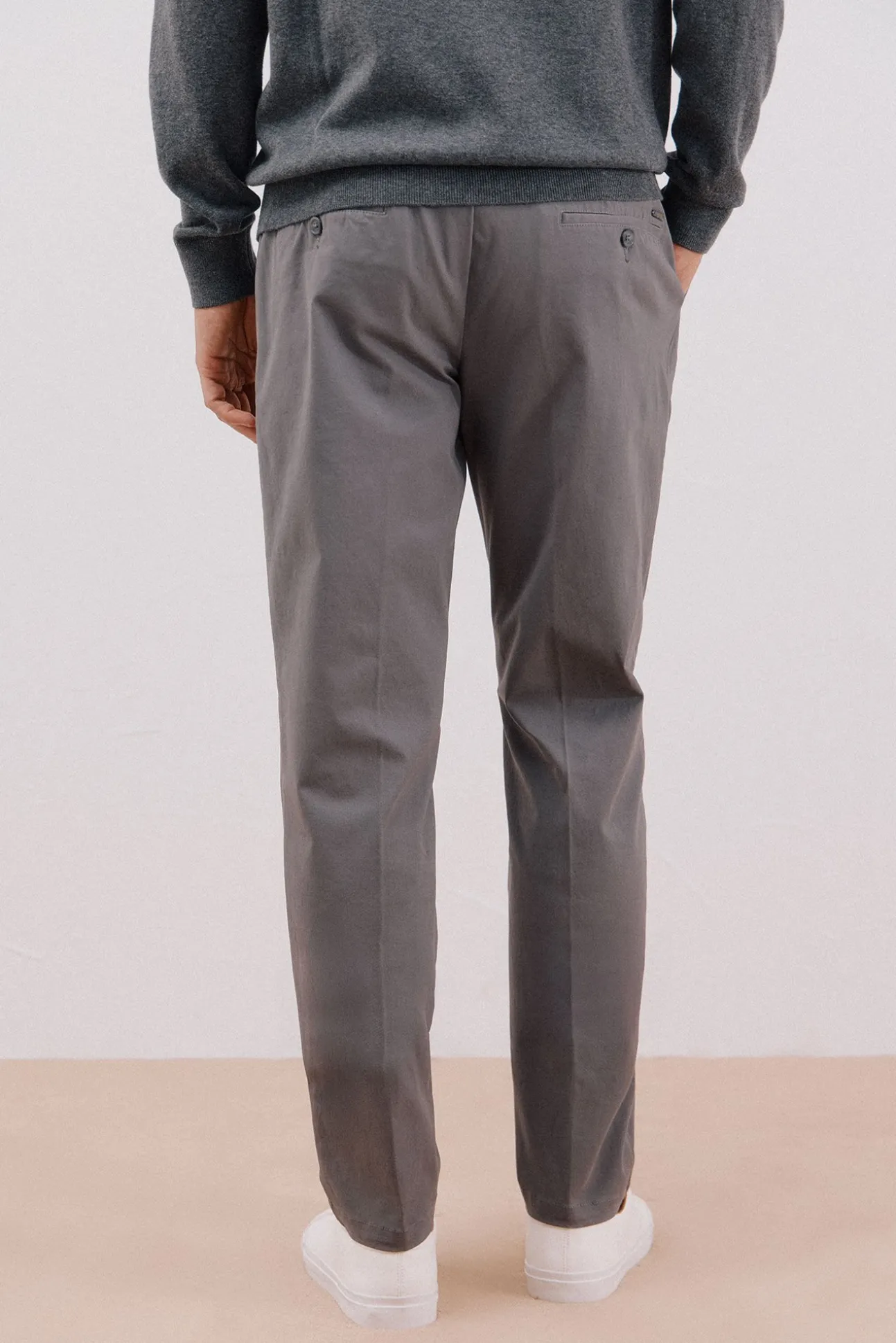 Calça calças chino confortável com corte afunilado