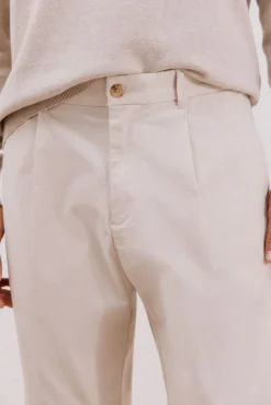Calça calças chino confortável com corte afunilado