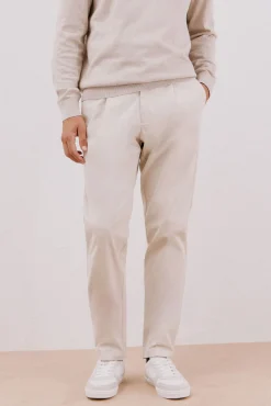 Calça calças chino confortável com corte afunilado
