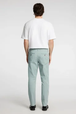 Calça calças chino slim fit feita de algodão orgânico
