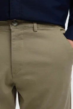 Calça calças chino slim fit feita de algodão orgânico