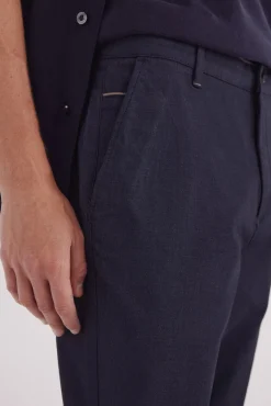 Calça calças chino slim fit com micro estampa