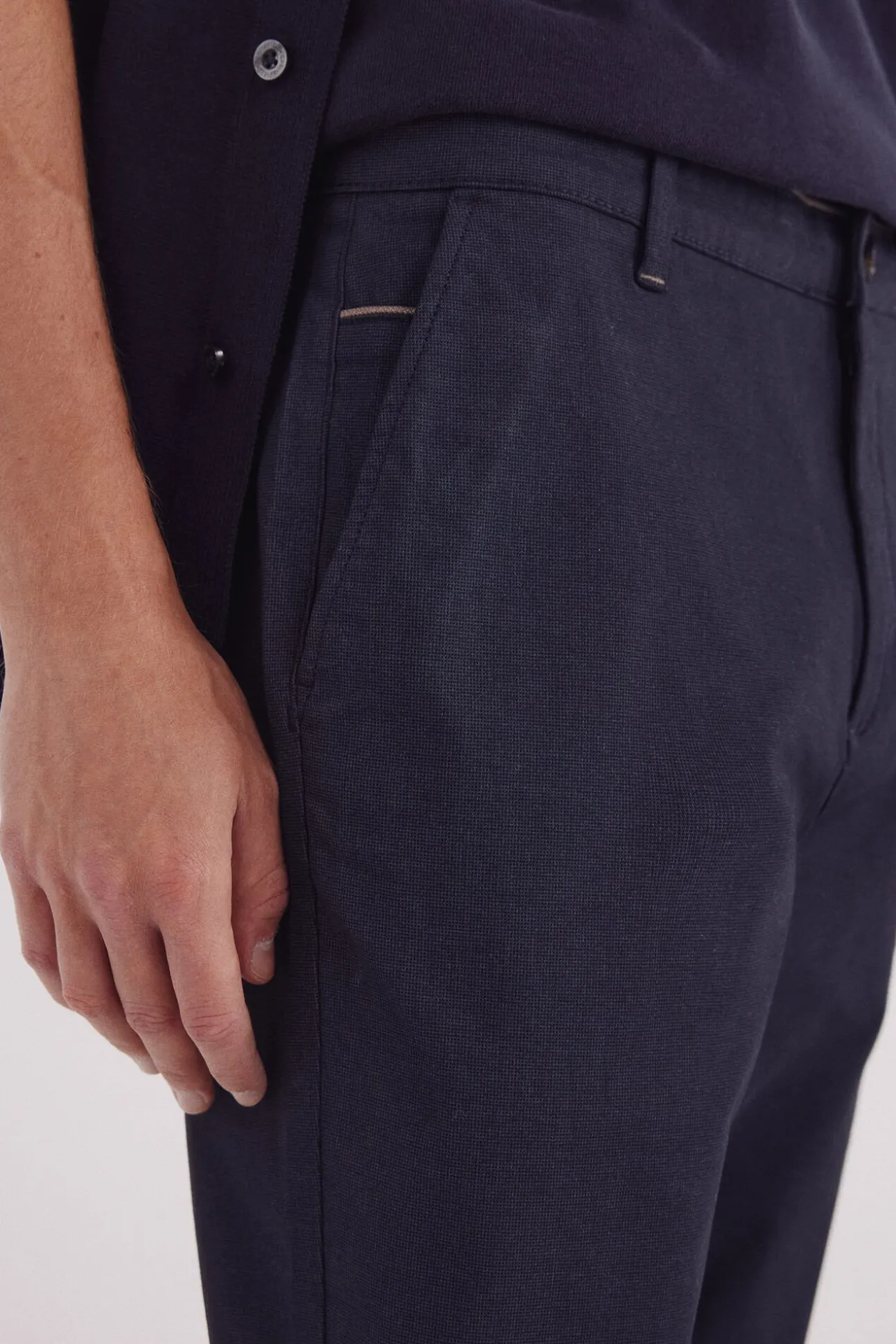 Calça calças chino slim fit com micro estampa