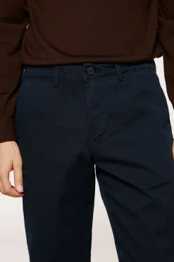Calça calças chino slim fit feita de algodão orgânico