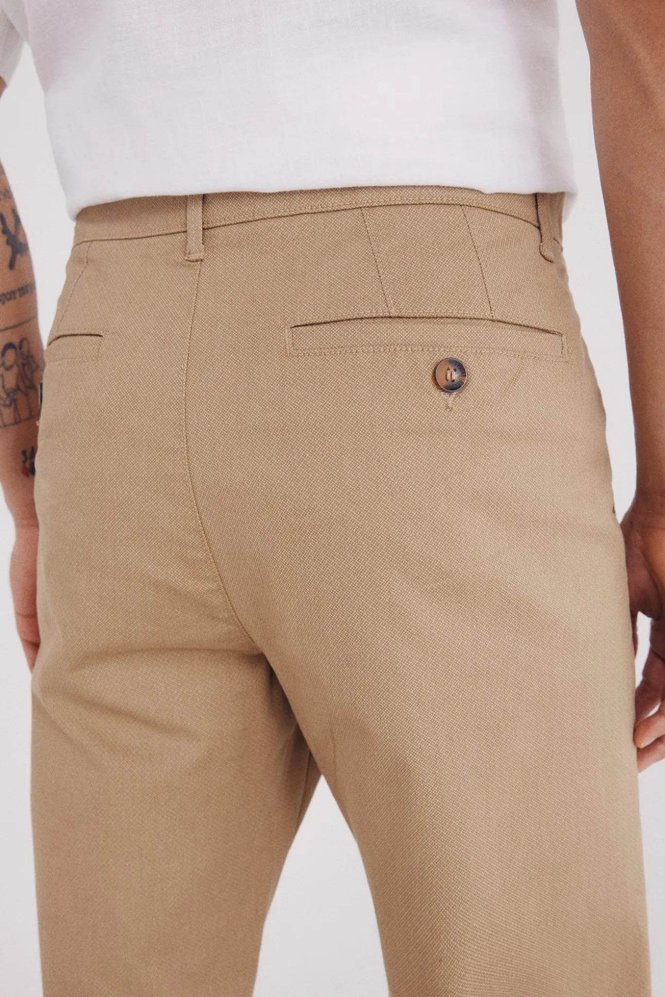 Calça calças chino slim fit com micro estampa