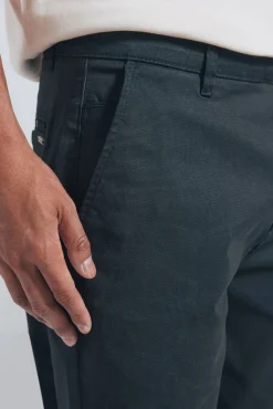 Calça calças chino slim fit com micro estampa