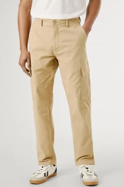 Calça cargo regular feita de tecido leve.
