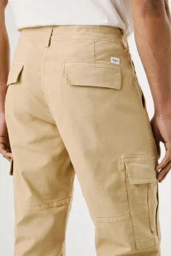 Calça cargo regular feita de tecido leve.