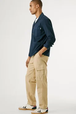 Calça cargo regular feita de tecido leve.