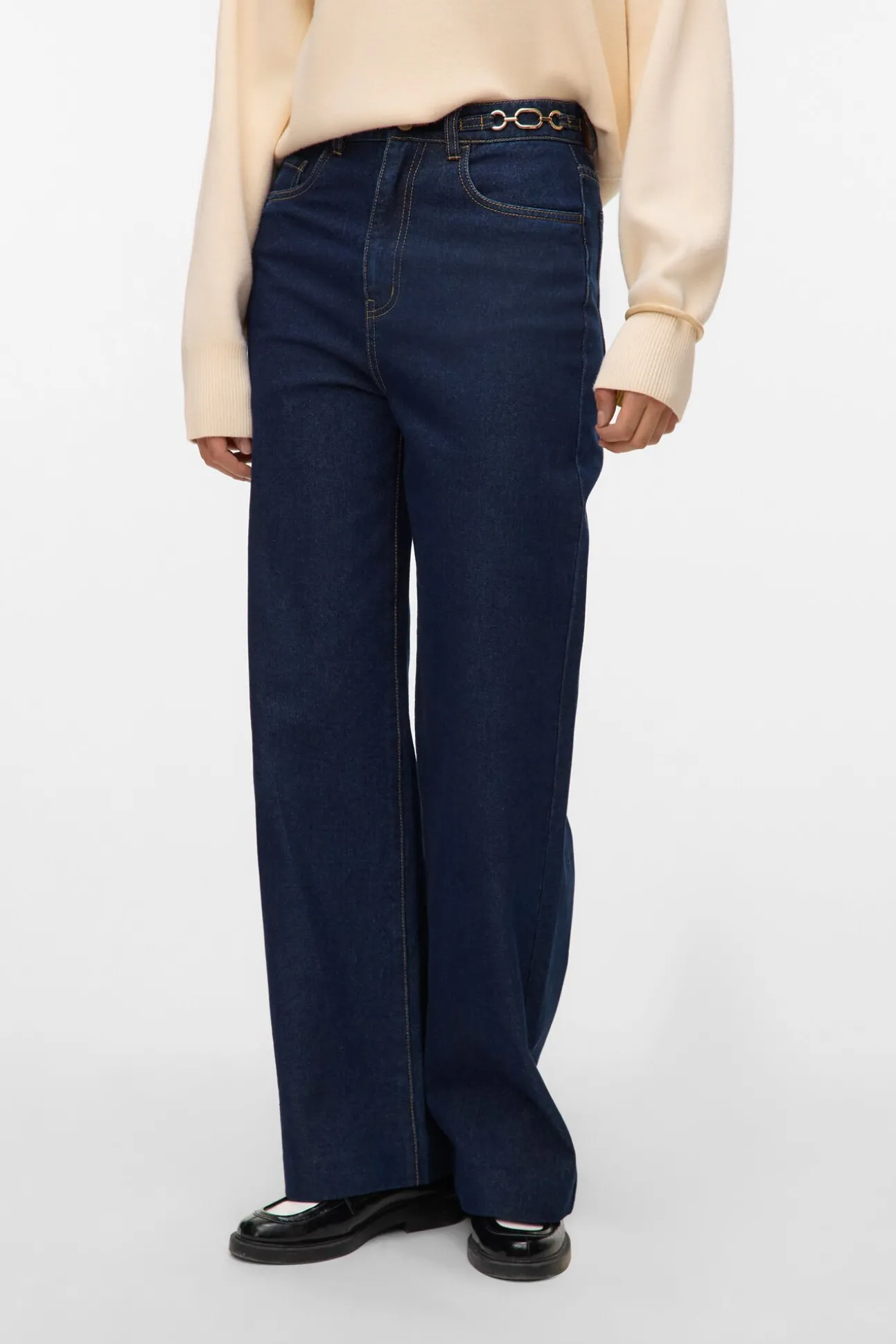 Calça com detalhe de corrente