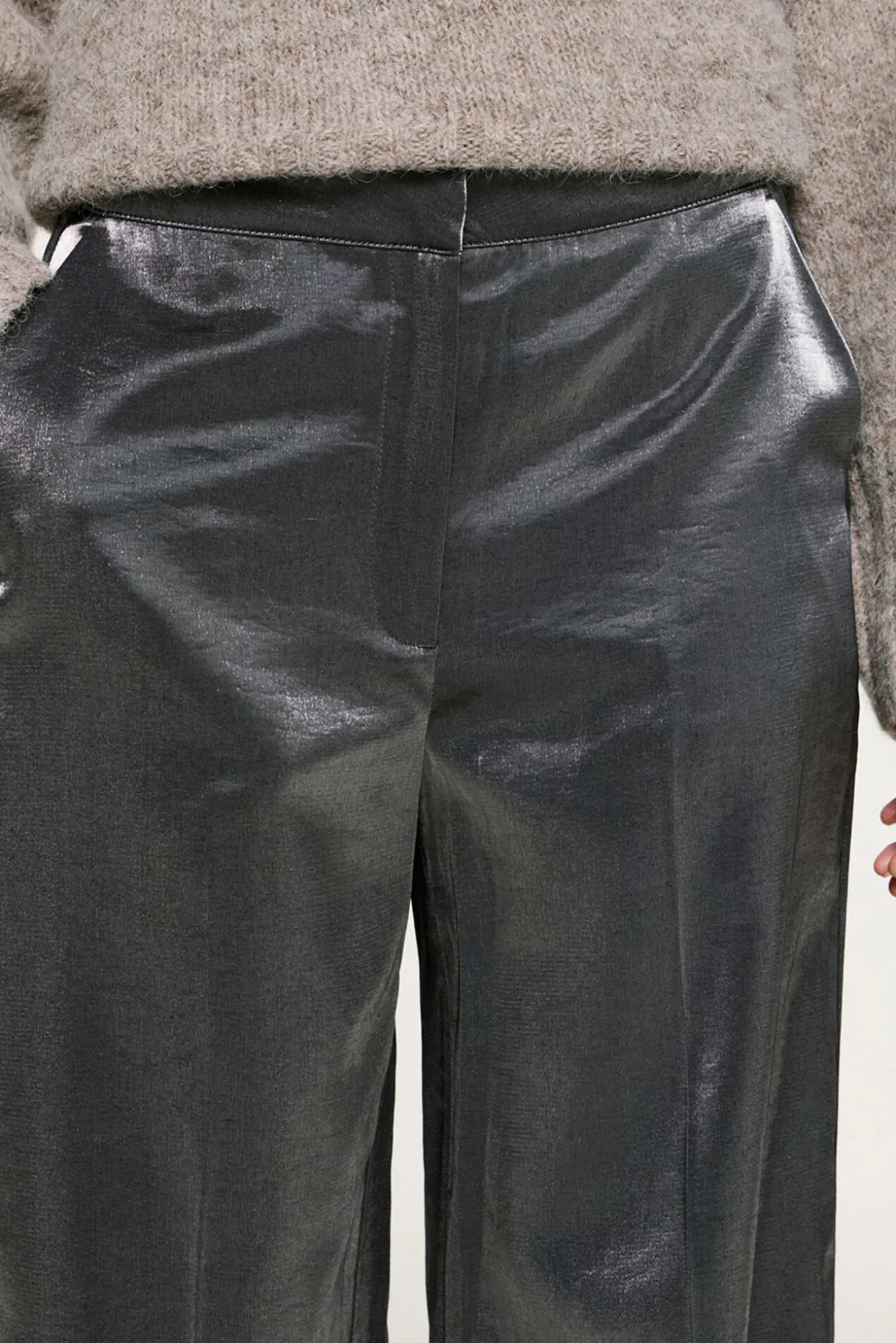 Calça com efeito metálico