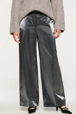 Calça com efeito metálico