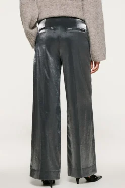 Calça com efeito metálico