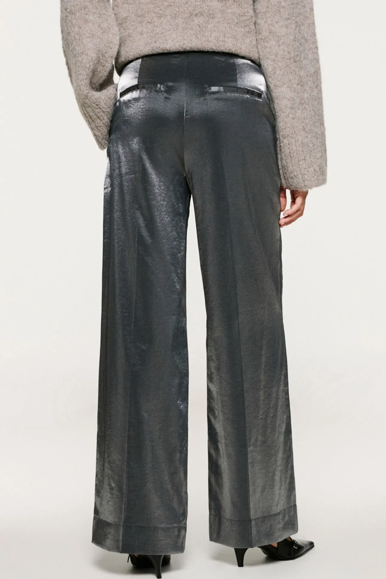 Calça com efeito metálico