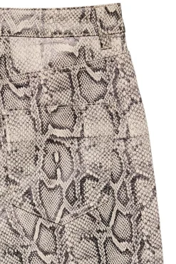 Calça com efeito pele de cobra