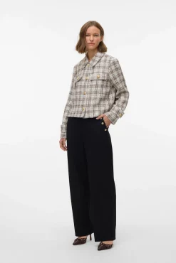 Calça comprida com detalhe de botão