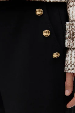 Calça comprida com detalhe de botão