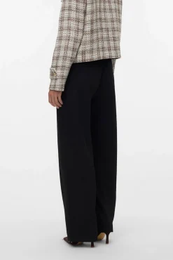 Calça comprida com detalhe de botão