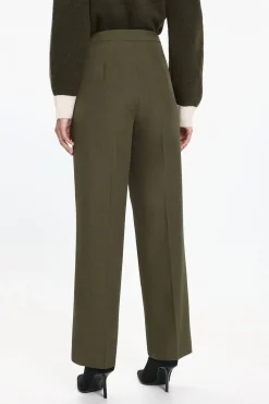 Calça comprida com detalhe de botão