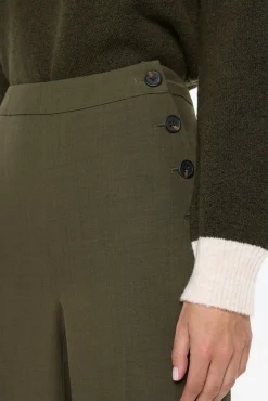 Calça comprida com detalhe de botão