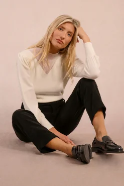 Calça compridas em tecido micro veludo cotelê