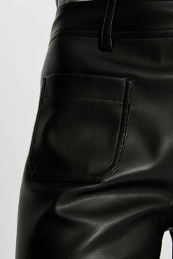 Calça de couro sintético