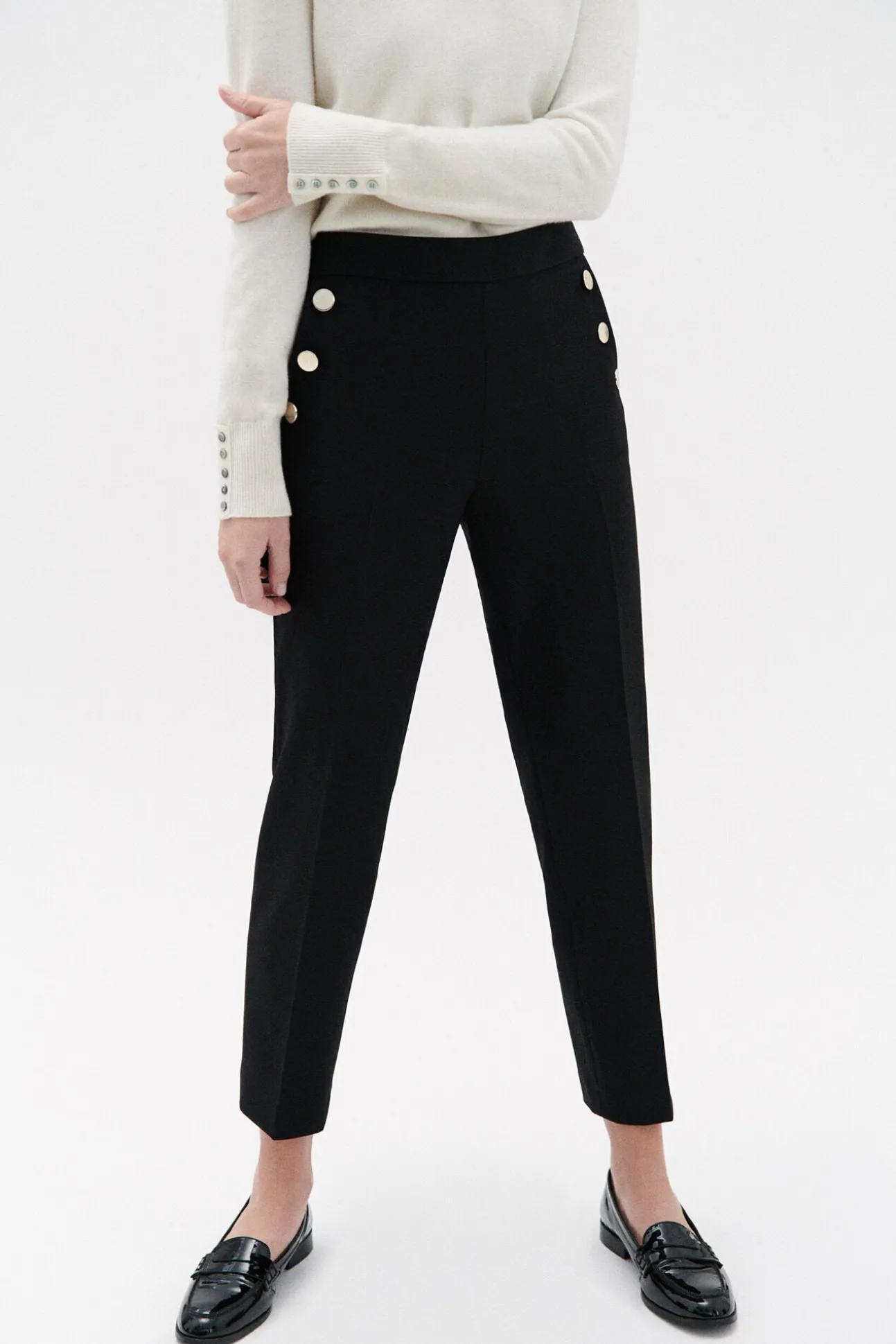 Calça de fato com detalhe de botões