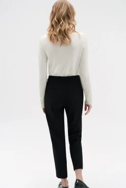 Calça de fato com detalhe de botões