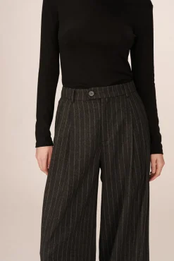 Calça de terno de lã riscas com detalhe plissado
