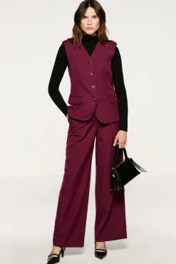 Calça de terno plissadas.